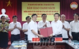 B&agrave;n giao danh s&aacute;ch những người đủ ti&ecirc;u chuẩn ứng cử đại biểu Quốc hội kh&oacute;a XV v&agrave; đại biểu HĐND tỉnh nhiệm kỳ 2021 &ndash; 2026
