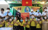 C&aacute;c đồng ch&iacute; l&atilde;nh đạo tỉnh thăm, tặng qu&agrave; trẻ em nh&acirc;n dịp tết Trung thu