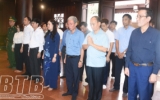 Đo&agrave;n đại biểu tỉnh Th&aacute;i B&igrave;nh d&acirc;ng hương tưởng niệm c&aacute;c anh h&ugrave;ng liệt sĩ tại tỉnh Điện Bi&ecirc;n 