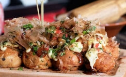 L&agrave;m b&aacute;nh bạch tuộc Takoyaki của Nhật 