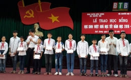 Trao học bổng cho 81 học sinh vượt kh&oacute; học tốt