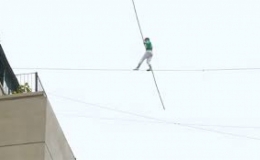 Người đ&agrave;n &ocirc;ng đi tr&ecirc;n d&acirc;y ở độ cao 75 m qua hai t&ograve;a nh&agrave;