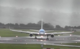 M&aacute;y bay chao đảo khi hạ c&aacute;nh giữa cơn b&atilde;o ở Anh