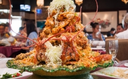 Nh&agrave; h&agrave;ng phục vụ cả một 'ngọn n&uacute;i' t&ocirc;m h&ugrave;m