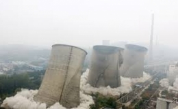 Ba t&ograve;a th&aacute;p ở nh&agrave; m&aacute;y nhiệt điện Trung Quốc bị đ&aacute;nh sập trong t&iacute;ch tắc