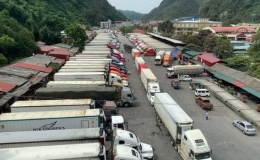 &Ugrave;n ứ n&ocirc;ng sản tại cửa khẩu T&acirc;n Thanh