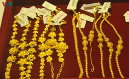 Gi&aacute; v&agrave;ng đồng loạt giảm