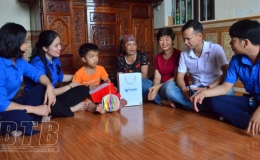 Tặng qu&agrave; thiếu nhi nh&acirc;n dịp Tết Trung thu