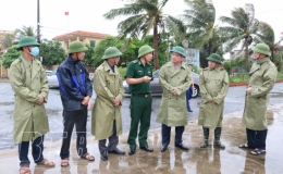 Đồng ch&iacute; Nguyễn Khắc Thận, Ph&oacute; B&iacute; thư Tỉnh ủy, Chủ tịch UBND tỉnh kiểm tra, chỉ đạo c&ocirc;ng t&aacute;c ứng ph&oacute; với b&atilde;o số 7 tại huyện Tiền Hải