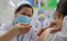 Gần 79% người d&acirc;n đủ điều kiện ở nước ta đ&atilde; ti&ecirc;m &iacute;t nhất 1 mũi vaccine ph&ograve;ng Covid-19