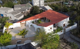 Ng&ocirc;i nh&agrave; m&aacute;i ng&oacute;i đỏ mang t&acirc;m hồn của biển, ấn tượng từng khoảnh khắc từ b&igrave;nh minh tới ho&agrave;ng h&ocirc;n