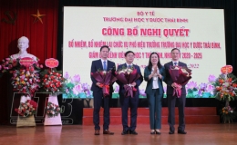  Trao nghị quyết bổ nhiệm, bổ nhiệm lại c&aacute;c chức vụ Ph&oacute; Hiệu trưởng Trường Đại học Y dược Th&aacute;i B&igrave;nh, Gi&aacute;m đốc Bệnh viện Đại học Y Th&aacute;i B&igrave;nh
