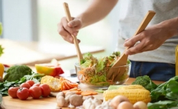 6 c&aacute;ch biến m&oacute;n salad nh&agrave;m ch&aacute;n trở n&ecirc;n th&uacute; vị hơn