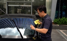 C&aacute;ch đơn giản tẩy ố k&iacute;nh xe 