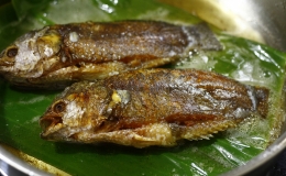 C&aacute;ch r&aacute;n c&aacute; v&agrave;ng gi&ograve;n kh&ocirc;ng cần chảo chống d&iacute;nh