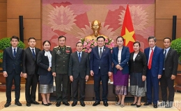 Chủ tịch Quốc hội Vương Đ&igrave;nh Huệ tiếp Đại sứ L&agrave;o Sengphet Houngboungnuang