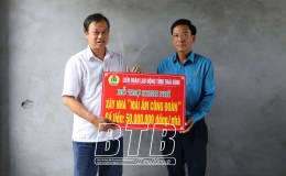 C&ocirc;ng đo&agrave;n huyện Th&aacute;i Thụy: Trao 100 triệu đồng hỗ trợ đo&agrave;n vi&ecirc;n x&acirc;y nh&agrave;