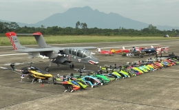 Gần 200 m&aacute;y bay m&ocirc; h&igrave;nh tr&igrave;nh diễn, chui qua v&ograve;ng lửa