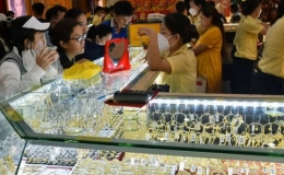 Gi&aacute; v&agrave;ng lao dốc phi&ecirc;n đầu tuần