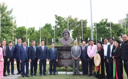 Kh&aacute;nh th&agrave;nh tượng danh nh&acirc;n RabinDranath Tagore tại Bắc Ninh do Ch&iacute;nh phủ Ấn Độ tặng