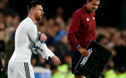 Messi hai lần đ&aacute; phạt tr&uacute;ng cột trong trận thắng của Argentina