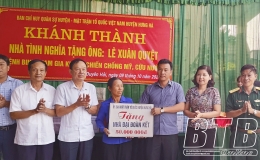 Ban CHQS huyện Hưng H&agrave;: Kh&aacute;nh th&agrave;nh, b&agrave;n giao nh&agrave; t&igrave;nh nghĩa cho gia đ&igrave;nh ch&iacute;nh s&aacute;ch