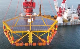 Bệ pin mặt trời nổi chịu s&oacute;ng biển động
