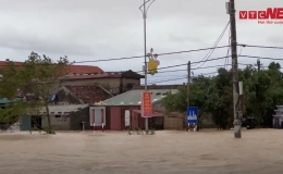 Cả thị trấn ch&igrave;m trong lũ, người d&acirc;n Lệ Thuỷ tr&egrave;o l&ecirc;n m&aacute;i nh&agrave; nhận đồ cứu trợ