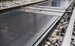 Hệ thống điện mặt trời lắp đặt dưới đường sắt