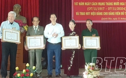 Quỳnh Phụ: Trao 198 Huy hiệu Đảng cho đảng vi&ecirc;n đợt 7/11