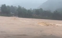 Sau b&atilde;o Tr&agrave; Mi, h&agrave;ng ngh&igrave;n ng&ocirc;i nh&agrave; ở miền Trung bị ngập s&acirc;u, c&ocirc; lập