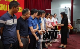 73 đảng vi&ecirc;n được cấp giấy chứng nhận ho&agrave;n th&agrave;nh lớp bồi dưỡng l&yacute; luận ch&iacute;nh trị