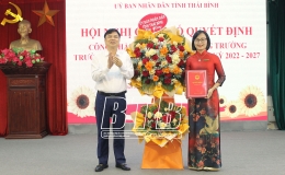 Trao quyết định c&ocirc;ng nhận Chủ tịch Hội đồng Trường Đại học Th&aacute;i B&igrave;nh