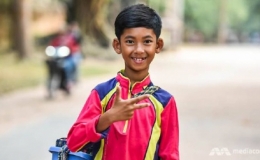 Cậu b&eacute; Campuchia n&oacute;i 16 thứ tiếng đổi đời sau video tr&ecirc;n mạng
