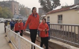 B&eacute; g&aacute;i 11 tuổi cao 2,1m, lập kỷ lục thế giới