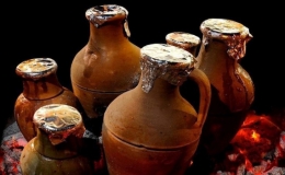 M&oacute;n thịt hầm trong b&igrave;nh đất s&eacute;t, muốn ăn phải đập vỡ