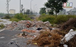 Thị trấn Đ&ocirc;ng Hưng: R&aacute;c thải tr&agrave;n lan