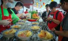 Gần 100 m&oacute;n ăn đường phố c&aacute;c nước tại Lễ hội Ẩm thực ch&acirc;u &Aacute;