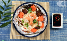 Cuối tuần đổi m&oacute;n cho cả nh&agrave; với đậu hũ hải sản hấp giấy bạc lạ miệng