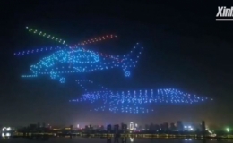 M&atilde;n nh&atilde;n với m&agrave;n tạo h&igrave;nh tr&ecirc;n kh&ocirc;ng của 800 thiết bị bay kh&ocirc;ng người l&aacute;i