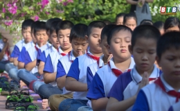 Th&iacute;ch th&uacute; với m&agrave;n tập yoga của học sinh tiểu học