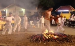 Nghi thức chạy qua đống lửa trong lễ hội ở Th&aacute;i Lan