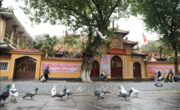 20 giờ ng&agrave;y 19/11, c&aacute;c ch&ugrave;a, cơ sở tự viện cả nước đồng loạt thỉnh chu&ocirc;ng, tưởng niệm, cầu si&ecirc;u cho c&aacute;c vong linh tử vong do Covid-19