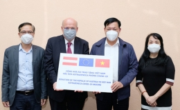 Bộ Y tế tiếp nhận 500.000 liều vaccine AstraZeneca của Ch&iacute;nh phủ &Aacute;o trao tặng