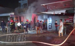 Ch&aacute;y kho phế liệu tại th&ocirc;n Kh&ecirc; Kiều, x&atilde; Minh Khai