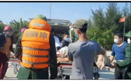  Đồn Bi&ecirc;n ph&ograve;ng Cửa khẩu cảng Di&ecirc;m Điền cứu ngư d&acirc;n gặp nạn tr&ecirc;n biển