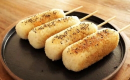 L&agrave;m hotdog ph&ocirc; mai từ cơm nguội