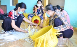 Nghề đan cho thu l&atilde;i h&agrave;ng trăm triệu đồng/năm