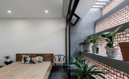 Ng&ocirc;i nh&agrave; nổi bật giữa phố bởi tấm lưới lạ mắt phủ mặt tiền