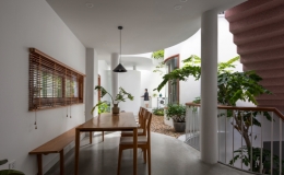 Ng&ocirc;i nh&agrave; ven s&ocirc;ng uốn lượn như m&ecirc; cung, c&acirc;y đ&acirc;m chồi từ khe hốc